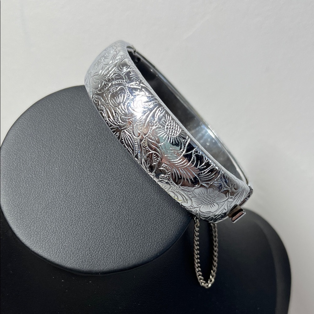 Vintage Floral Engraved Silver-tone Bangle Bracelet
Oval shaped & Hinged